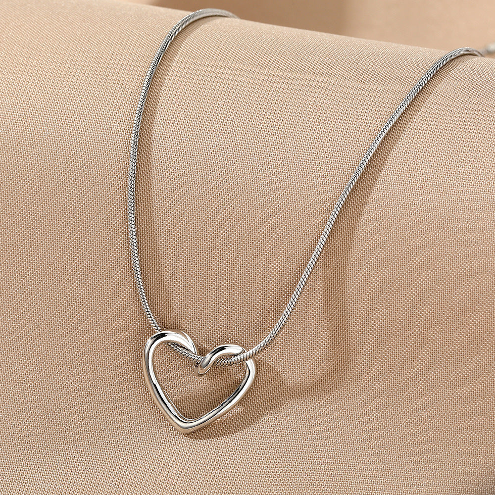 "Hollow Heart Necklace for Women – Romantic Gold Pendant Jewelry, Ideal Gift for Her"